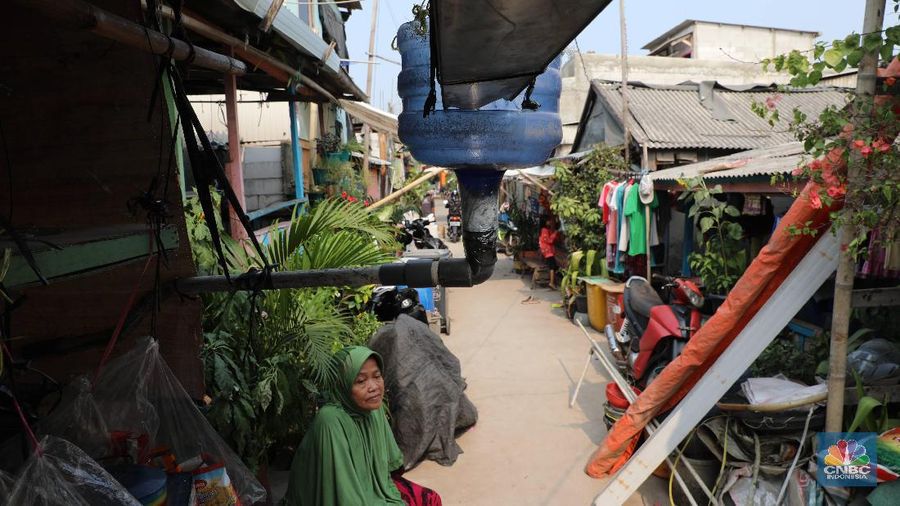 Sebagian besar warga memasang pipa pada talang air di tepi atap rumah mereka untuk menampung air hujan demi kebutuhan mandi, cuci, kakus (MCK).