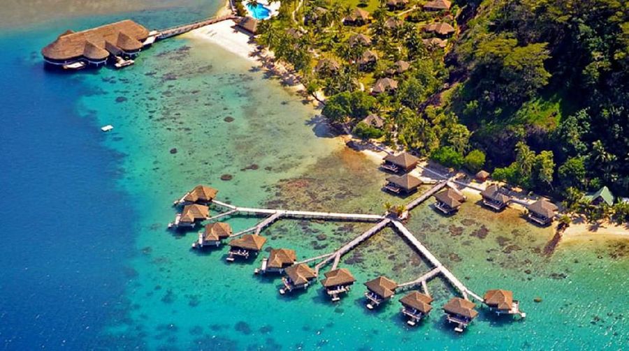 Ini deretan bungalows yang berdiri langsung di tepi laut dengan pemandangan indah
