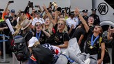 Kegembiraan menyelimuti para pemain Amerika Serikat yang sukses mempertahankan gelar Piala Dunia Wanita. (REUTERS/Eduardo Munoz)