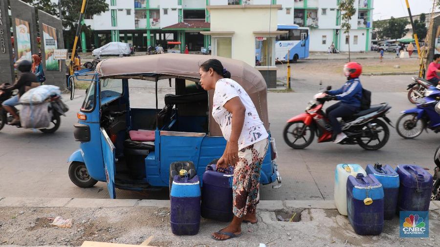 Warga mengaku, kebutuhan air mereka tidak pernah terus terpenuhi sepanjang tahun.
