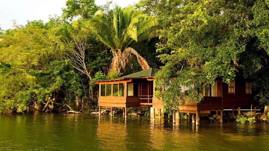 Ini deretan bungalows yang berdiri langsung di tepi laut dengan pemandangan indah