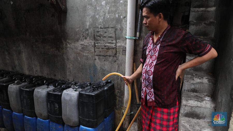 Warga mencuci pakaian di depan rumahnya di Kawasan Muara Baru, Jakarta Utara. Warga mengaku, kebutuhan air mereka tidak pernah terpenuhi sepanjang tahun. Air PAM tidak mengalir di daerahnya, untuk memenuhi kebutuhan air sehari-hari, warga harus membeli ke pedagang air bersih yang ada di depan gang. Minimal, dalam sehari mereka mengeluarkan uang Rp. 15.000 untuk membeli enam derigen air bersih. Biasanya air yang digunakanuntuk mencuci pakaian dan memasak. (²©²ÊÍøÕ¾/Muhammad Sabki)