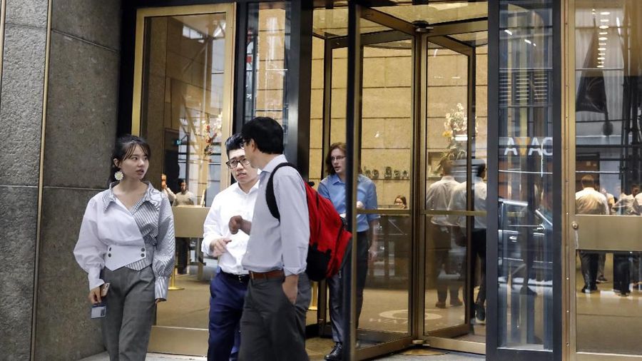 Deutsche Bank AG pada Minggu (7/7/2019) akhirnya memutuskan untuk memangkas 18.000 karyawannya yang tersebar di seluruh dunia hingga akhir 2022.