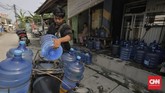 Namun sejak Idul Fitri lalu hujan tidak turun di kampung nelayan yang lokasinya tepat di tepi Teluk Jakarta. (CNN Indonesia/Adhi Wicaksono)