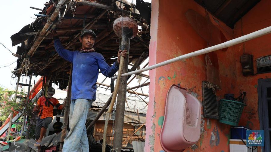 Sebagian besar warga memasang pipa pada talang air di tepi atap rumah mereka untuk menampung air hujan demi kebutuhan mandi, cuci, kakus (MCK).