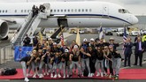Timnas Amerika Serikat berpose begitu mendarat di Newark International Airport, New Jersey. (REUTERS/Eduardo Munoz)