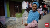 Air tanah melalui sumur bor tidak dapat diandalkan, air tanah disana berkualitas buruk, memiliki rasa yang asin, dan menyebabkan noda kuning pada baju dan lantai kamar mandi. (CNN Indonesia/Adhi Wicaksono)