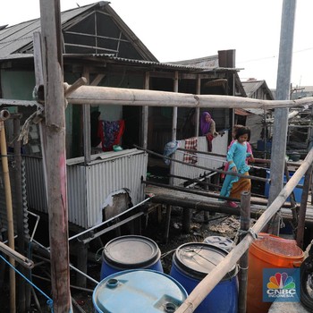 Miris! Asa Warga Mengais Air Hujan untuk MCK dari Atap Rumah
