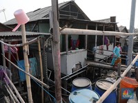 Miris! Asa Warga Mengais Air Hujan untuk MCK dari Atap Rumah