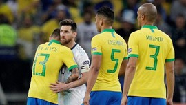 Alves Anggap Messi Tak Hormati Timnas Brasil
