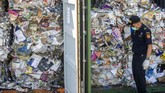 Sampah-sampah tersebut disinyalir terkontaminasi limbah bahan berbahaya dan beracun (B3), yang dikirim dari Australia ke Indonesia. (Juni Kriswanto / AFP)