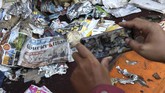 Bea Cukai menyatakan kejadian ini membuat mereka harus memperketat pengawasan masuknya sampah kertas bekas. (ANTARA FOTO/Didik Suhartono)