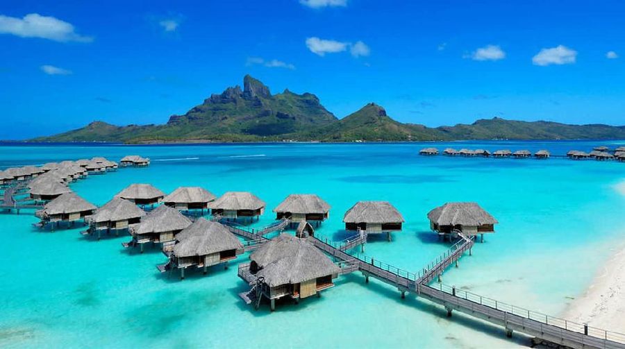 Ini deretan bungalows yang berdiri langsung di tepi laut dengan pemandangan indah