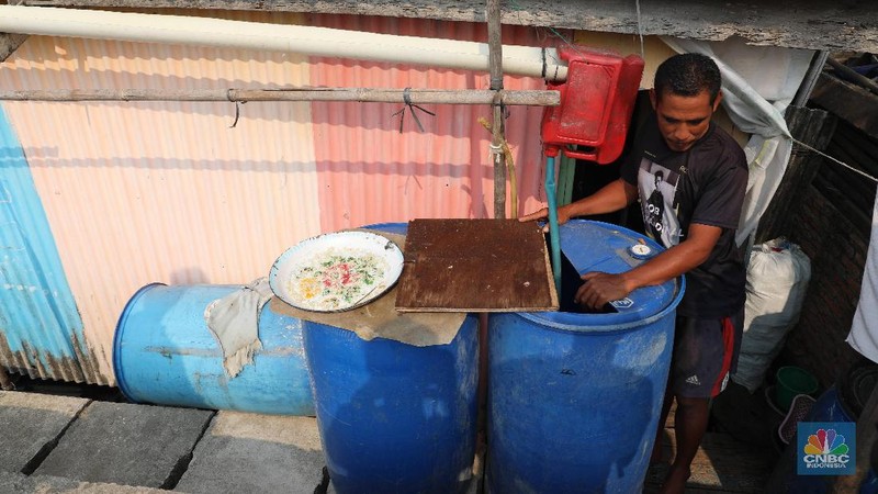 Sebagian besar warga memasang pipa pada talang air di tepi atap rumah mereka untuk menampung air hujan demi kebutuhan mandi, cuci, kakus (MCK).