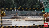 MRT fase II akan terkoneksi dengan dengan Stasiun Kereta Commuter Line dan Halte Bus Transjakarta. Kedua transportasi tersebut sudah lebih dulu beroperasi di wilayah Kota. (CNN Indonesia/Andry Novelino).