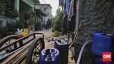 Pemasangan penampung air hujan sudah menjadi kebiasaan turun temurun sejak kampung nelayan ini berdiri. Bahkan dahulu warga setempat juga memanfaatkan air hujan sebagai sumber air minum dan memasak. (CNN Indonesia/Adhi Wicaksono)