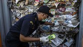 Kepala Kantor Bea Cukai Tanjung Perak, Basuki Suryanto, mengatakan sampah-sampah tersebut dikirim oleh perusahaan berinisial PT MDI melalui Shipper Oceanic Multitading Pty. Ltd., dari Pelabuhan Brisbane, Australia. (Juni Kriswanto / AFP)