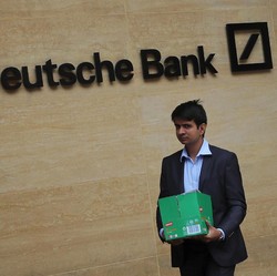 Penampakan Karyawan Deutsche Bank yang Kena PHK Massal