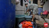 Pengeluaran untuk air bersih pada musim penghujan bisa ditekan warga dengan menampung air hujan melalui jerigen. (CNN Indonesia/Adhi Wicaksono)
