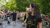 Alex Morgan mencium trofi Piala Dunia Wanita. Alex Morgan punya peran penting di balik keberhasilan Amerika Serikat menjadi juara Piala Dunia Wanita. (AP Photo/Corey Sipkin)