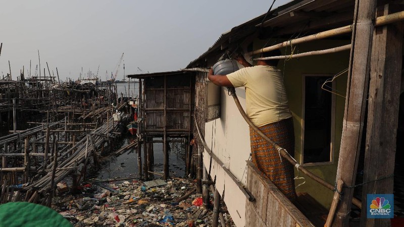 Sebagian besar warga memasang pipa pada talang air di tepi atap rumah mereka untuk menampung air hujan demi kebutuhan mandi, cuci, kakus (MCK).