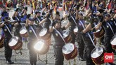 Atraksi marching band memeriahkan peringatan puncak HUT ke-73 Bhayangkara di Silang Monas, Jakarta Pusat. (CNN Indonesia/Adhi Wicaksono)