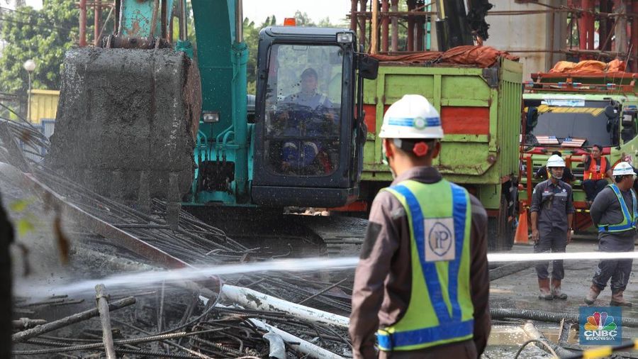 Salah satu tiang pancang proyek Jalan Tol Bogor Outer Ring Road (BORR) Seksi IIIA di P109 Jalan Sholeh Iskandar Kota Bogor, Rabu (10/7)
