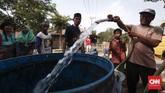 Bantuan pasokan air bersih dari lembaga swadaya masyarakat menghampiri Dusun Curug di Cibarusah. Keberadaan air bersih menjadi barang mahal di saat musim kemarau. (CNNIndonesia/Safir Makki)