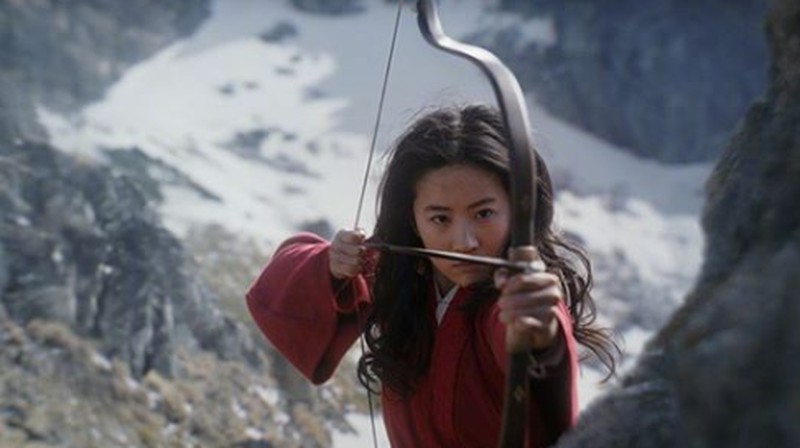 Sejak dirilisnya trailer film Mulan, Liu Yifei menarik perhatian banyak orang dengan cuplikan akting ciamik dan wajahnya yang memikat.