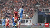 Bojan Malisic dan Marko Simic beradu bola atas. Serangan-serangan udara menjadi salah satu opsi Persija untuk menembus pertahanan Persib. (CNN Indonesia/Adhi Wicaksono)