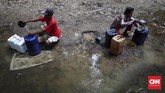 Warga mengambil air dari dasar sungai Cihoe, Cibarusah. Dalam satu hari mereka 4-5 kali mengambil air di sungai ini. (CNNIndonesia/Safir Makki)