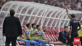 Pertandingan diwarnai kartu dari wasit Fariq Hitaba. Pada menit ke-37 Indra Mustafa yang berada di bangku cadangan mendapat kartu kuning karena melakukan protes keras. (CNN Indonesia/Adhi Wicaksono)