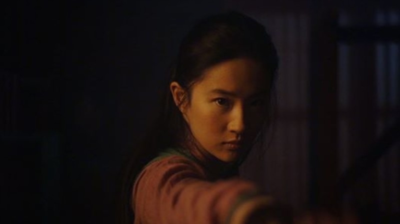 Sejak dirilisnya trailer film Mulan, Liu Yifei menarik perhatian banyak orang dengan cuplikan akting ciamik dan wajahnya yang memikat.