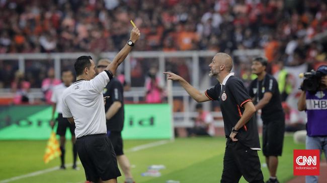 Banuelos dan Simic Beda Persepsi Soal Kartu Merah Novri