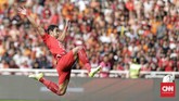 Ryuji Utomo berupaya untuk mencocor bola. Bek tengah Persija Jakarta itu tampil agresif selama 90 menit. (CNN Indonesia/Adhi Wicaksono)