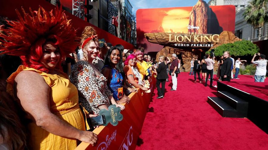 Pemutaran perdana film The Lion King (09/07) disambut antusias para penggemar berpakaian denga tema binatang di Los Angeles, AS.