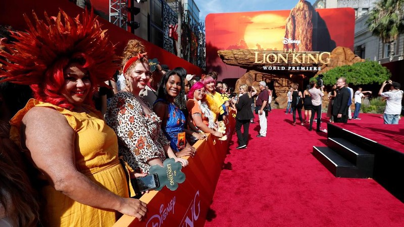 Pemutaran perdana film The Lion King (09/07) disambut antusias para penggemar berpakaian denga tema binatang di Los Angeles, AS.