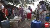 Warga nampak berbahagia mendapat pasokan air bersih setiap hari. Bantuan air bersih membantu mereka karena tidak perlu jauh berjalan kaki menuju Sungai Cihoe. (CNNIndonesia/Safir Makki)