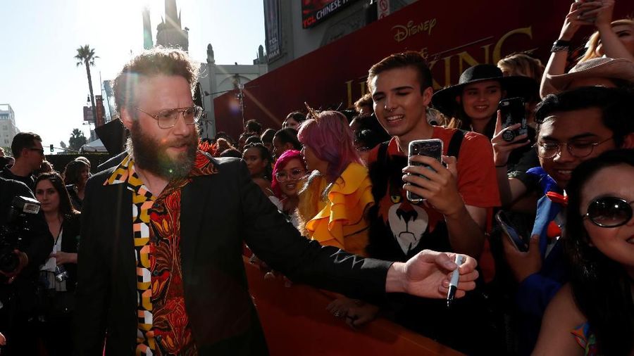 Pemutaran perdana film The Lion King (09/07) disambut antusias para penggemar berpakaian denga tema binatang di Los Angeles, AS.