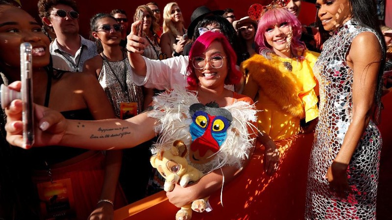 Pemutaran perdana film The Lion King (09/07) disambut antusias para penggemar berpakaian denga tema binatang di Los Angeles, AS.