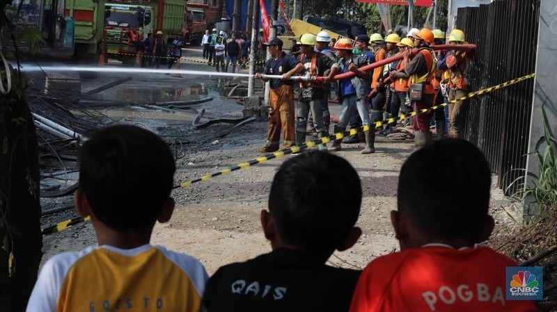 Salah satu tiang pancang proyek Jalan Tol Bogor Outer Ring Road (BORR) Seksi IIIA di P109 Jalan Sholeh Iskandar Kota Bogor, Rabu (10/7)