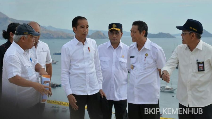 Labuan Bajo - Presiden RI Joko Widodo meminta kepada Kementerian Perhubungan untuk segera memulai pengembangan Bandara Komodo Labuan Bajo, Nusa Tenggara Timur, guna mendorong sektor pariwisata. Presiden menargetkan pengembangan landasan pacu (runway) dan terminal dapat diselesaikan pada tahun 2020 mendatang.

