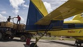Ketergantungan kebutuhan BBM selama bertahun-tahun ini mulai dipangkas oleh pemerintah melalui program BBM Satu Harga oleh Pertamina. BBM dibawah menggunakan pesawat air tractor Pelita Air Service. (ANTARA FOTO/M Agung Rajasa).