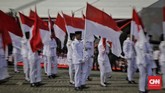 Pasukan pengibar bendera, pun memeriahkan HUT ke-73 Bhayangkara. Para anggota paskibra itu menggunakanseragam putih-putih dan peci serta sepatu hitam. Mereka terlihat membawa bendera merah putih. (CNN Indonesia/Adhi Wicaksono)