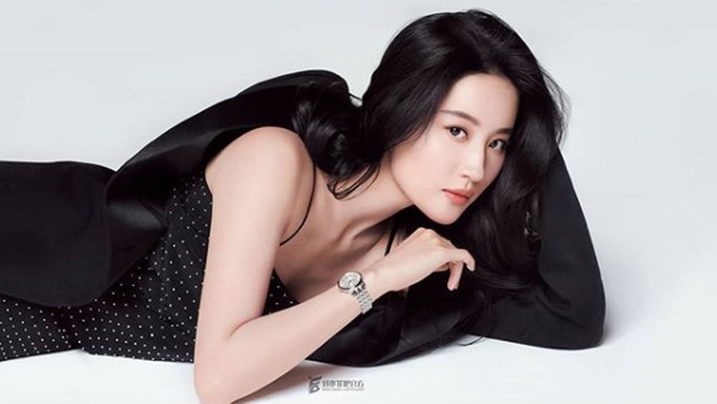 Sejak dirilisnya trailer film Mulan, Liu Yifei menarik perhatian banyak orang dengan cuplikan akting ciamik dan wajahnya yang memikat.