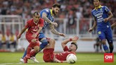Melihat gelagat bangkit dari lawan, Persija pun berupaya kembali tampil ofensif. (CNN Indonesia/Adhi Wicaksono)