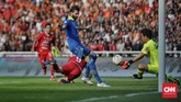 I Made Wirawan yang menjadi kiper pengganti Persib langsung diuji oleh para pemain Persija. (CNN Indonesia/Adhi Wicaksono)