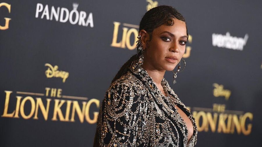 Beyonce juga menyebarkan kekayaannya di luar keluarganya, menyumbangkannya jauh dan luas, termasuk kepada para korban bencana alam dan pendidikan.