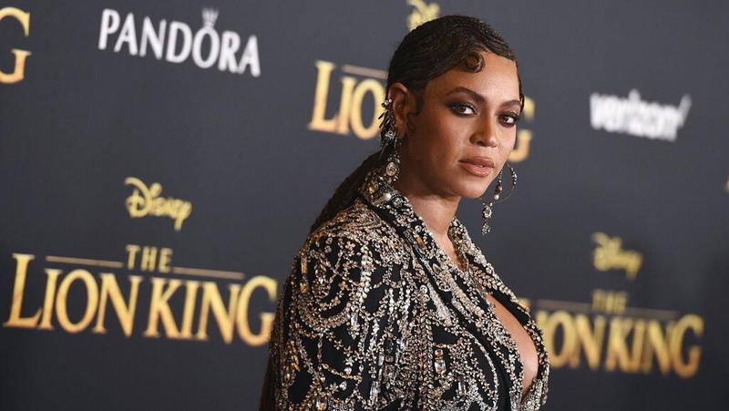 Beyonce juga menyebarkan kekayaannya di luar keluarganya, menyumbangkannya jauh dan luas, termasuk kepada para korban bencana alam dan pendidikan.