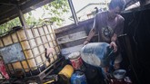 Pengelola agen premium dan minyak solar (APMS) Krayan Jos Leber mengatakan kebutuhan BBM sangat tinggi, khususnya untuk alat transportasi, pertanian dan penerangan. (ANTARA FOTO/M Agung Rajasa).